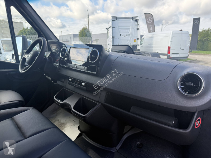 عربة نفعية Mercedes SPRINTER CHASSIS CAB 319...