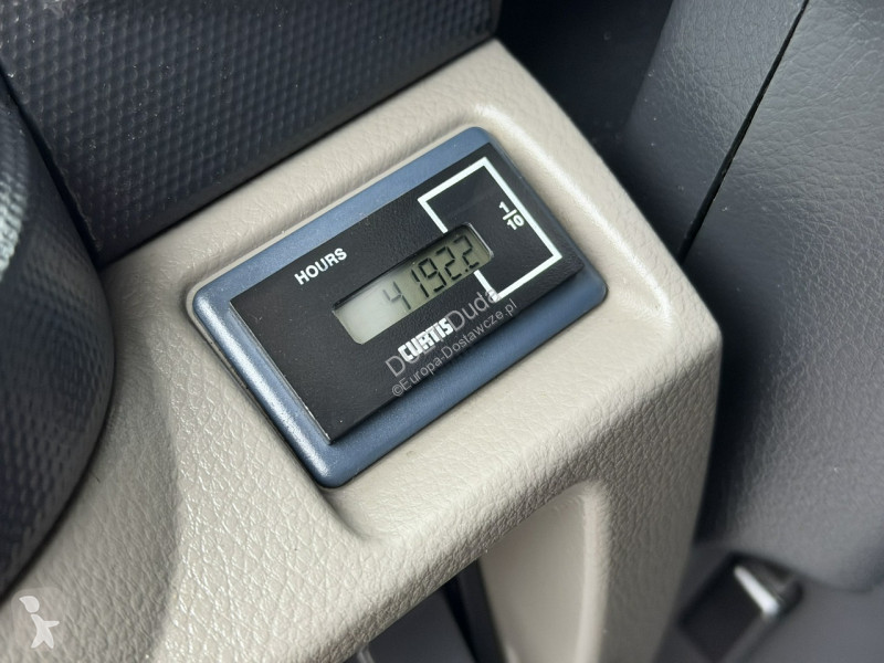 عربة نفعية Nissan