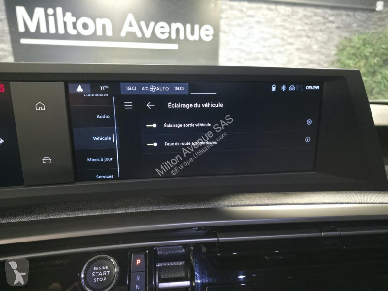 Samochód dostawczy Peugeot 3008 1.2i Hybrid...