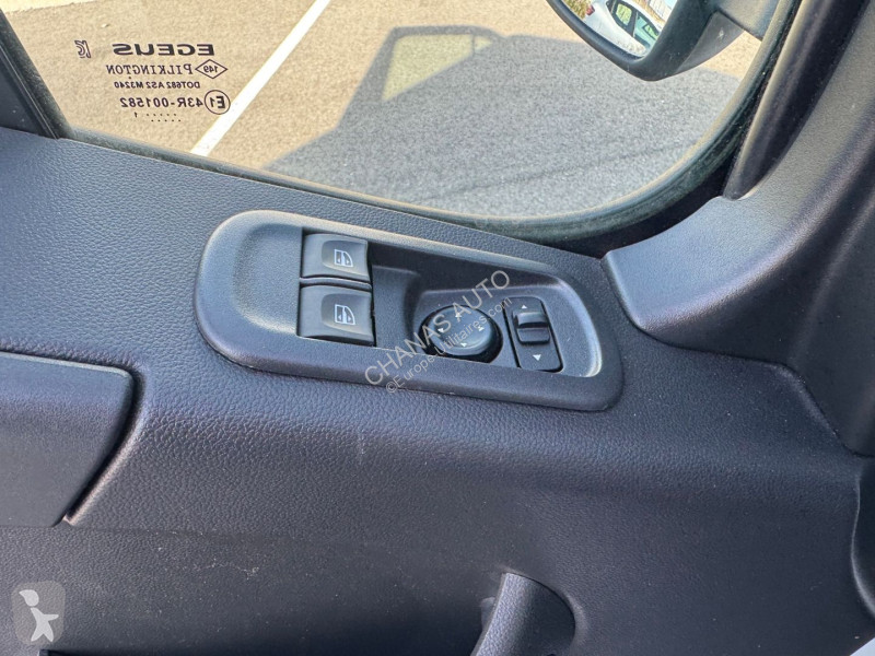 Лекотоварен автомобил Renault L2H2 2.3 dCi 145...