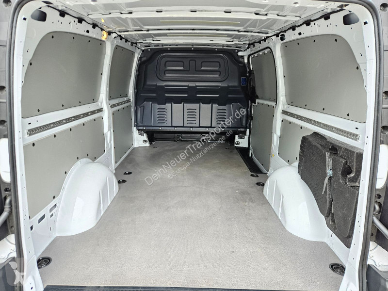 Mercedes Vito...
