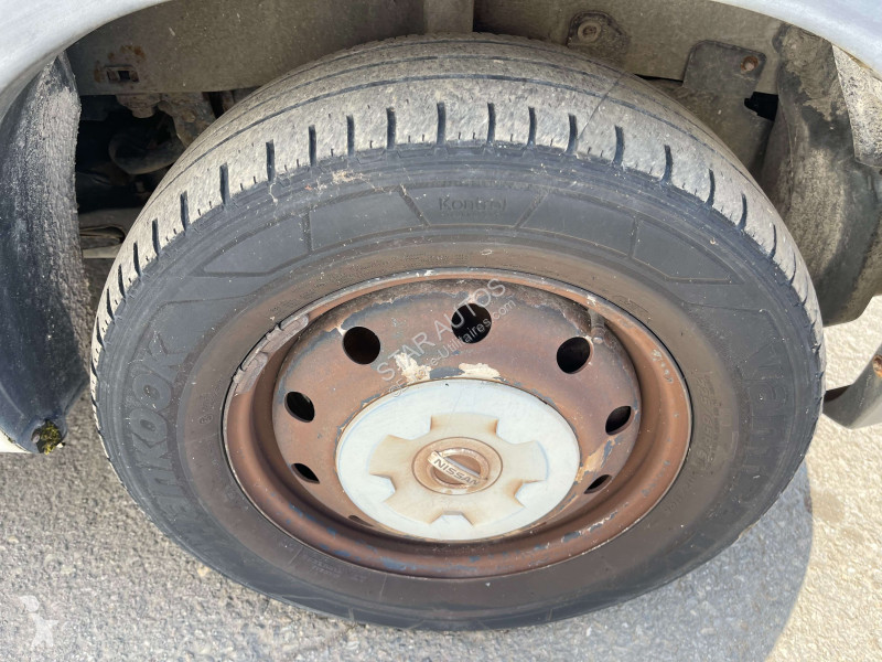 عربة نفعية Nissan