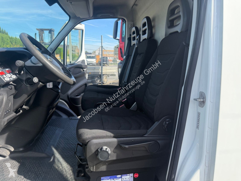 Véhicule utilitaire Iveco 35s15 Carrier Xarios...
