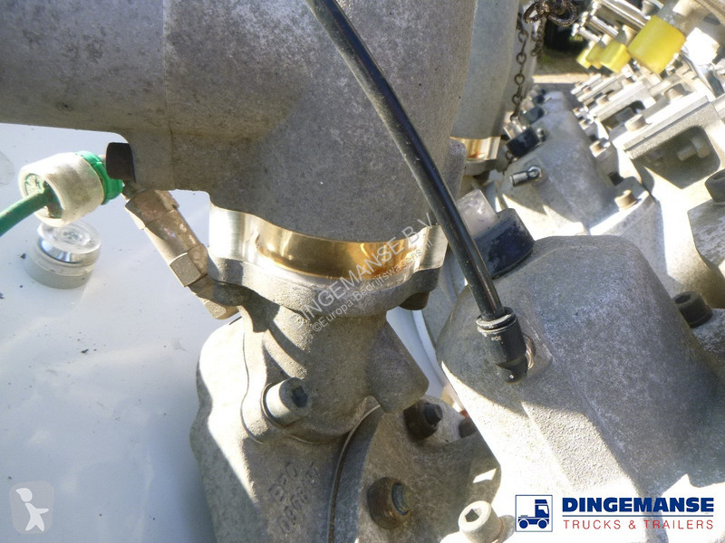 Veicolo commerciale  Fuel tank equipment...