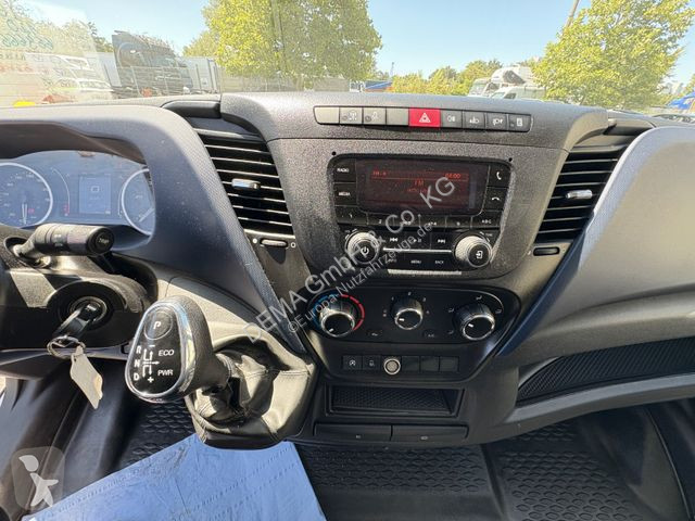 Véhicule utilitaire Iveco...