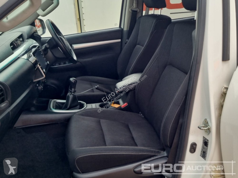 Véhicule utilitaire Toyota Hilux Invincible