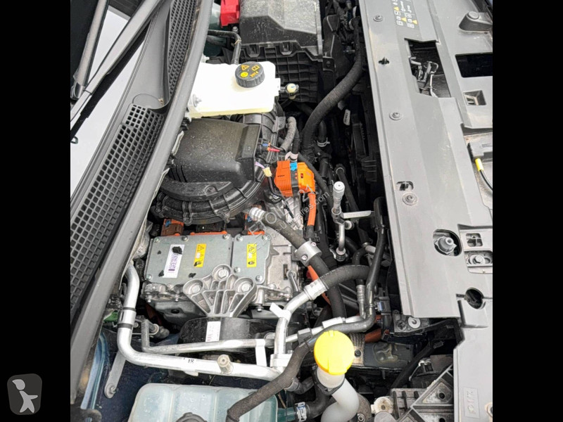 عربة نفعية Mercedes EQT 200
