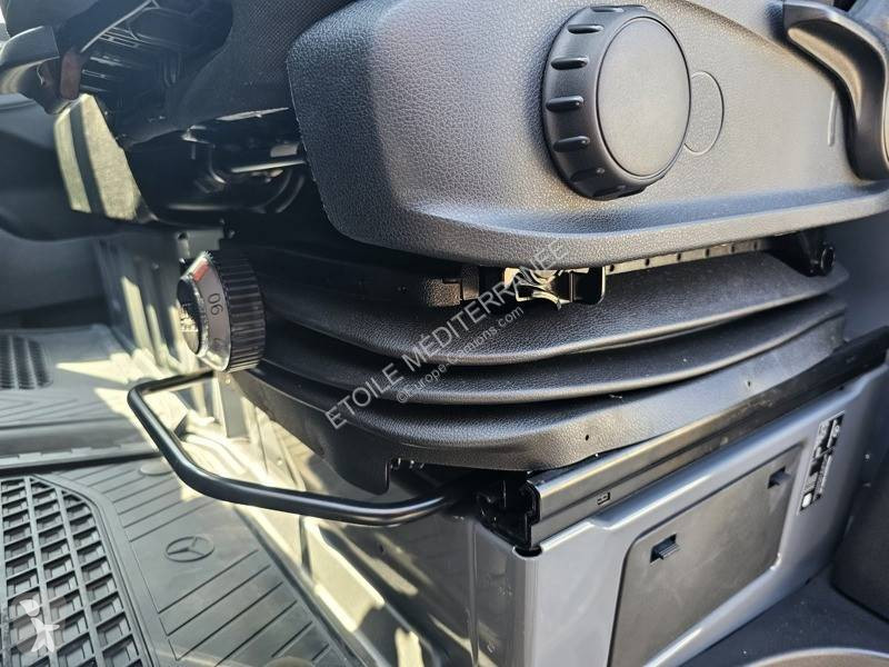 Samochód dostawczy Mercedes