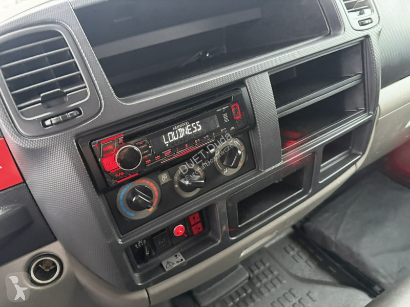 عربة نفعية Nissan