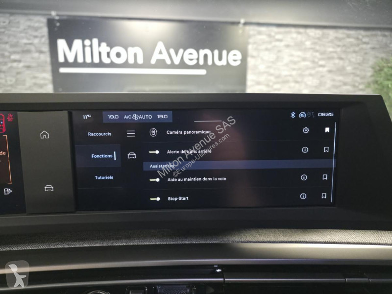 Samochód dostawczy Peugeot 3008 1.2i Hybrid...