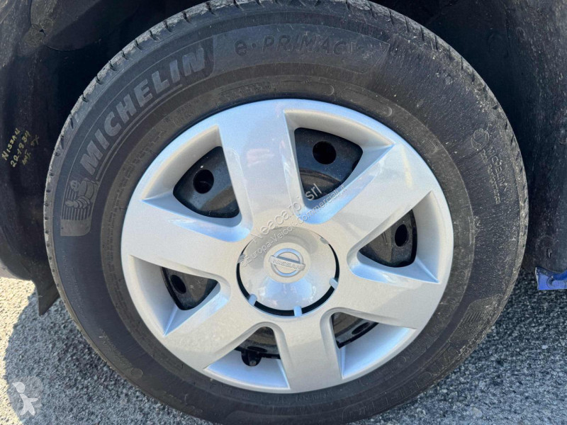 عربة نفعية Nissan