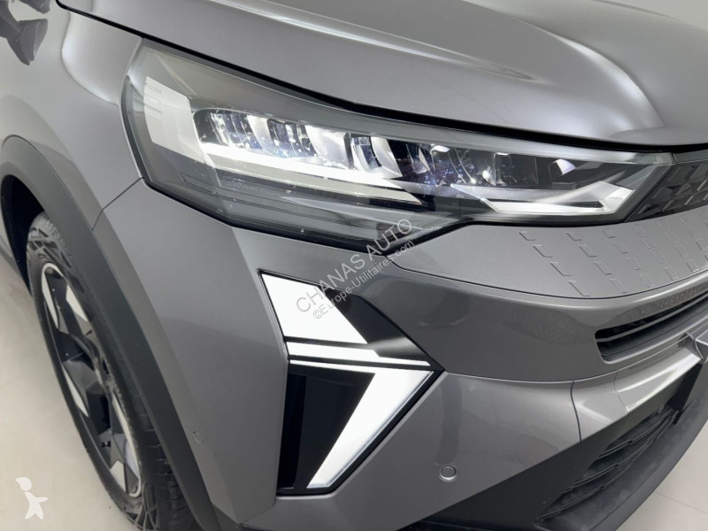 Véhicule utilitaire Renault E-Tech full hybrid...