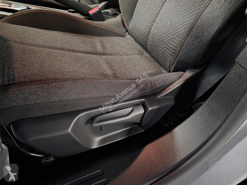Véhicule utilitaire Peugeot 2008 1.2i Hybrid -...
