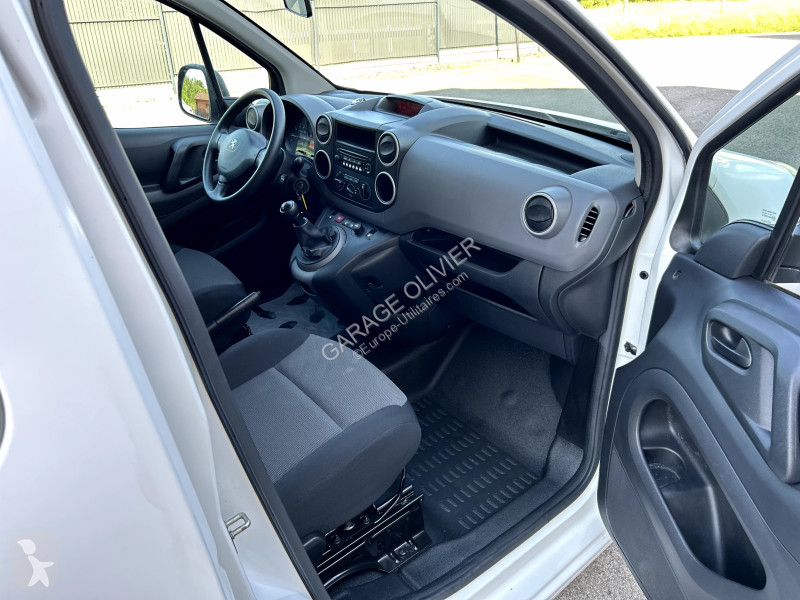 Véhicule utilitaire Peugeot Long Cabine...