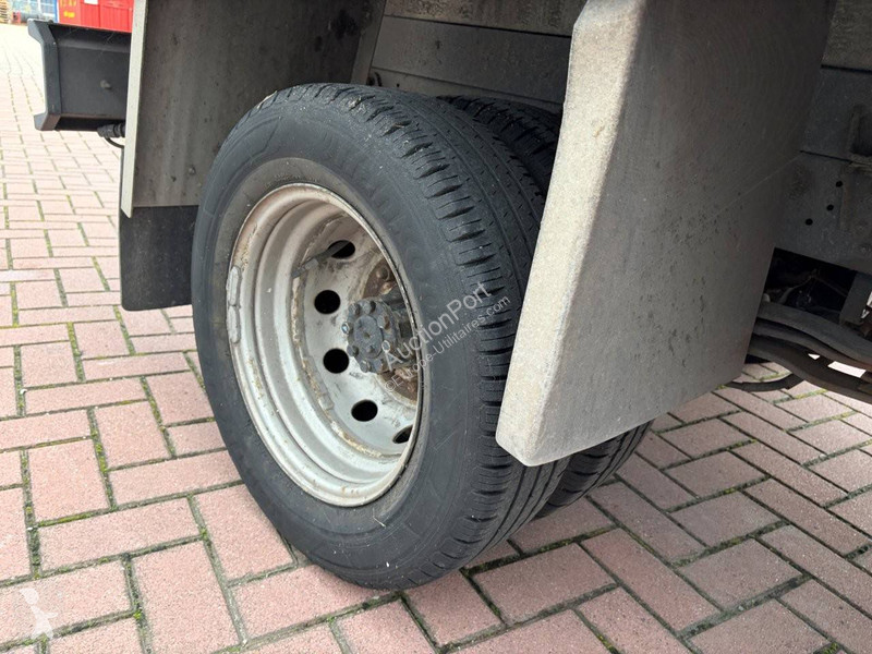 Nissan  NT400- 35.12 2.5 dCi 250 van