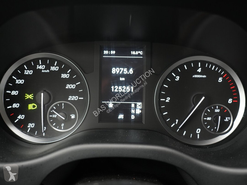 عربة نفعية Mercedes 114