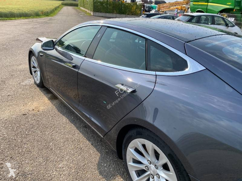 Véhicule utilitaire Tesla