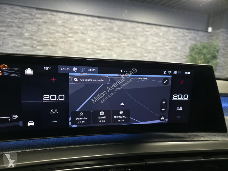 Véhicule utilitaire Peugeot 3008 1.2i Hybrid...