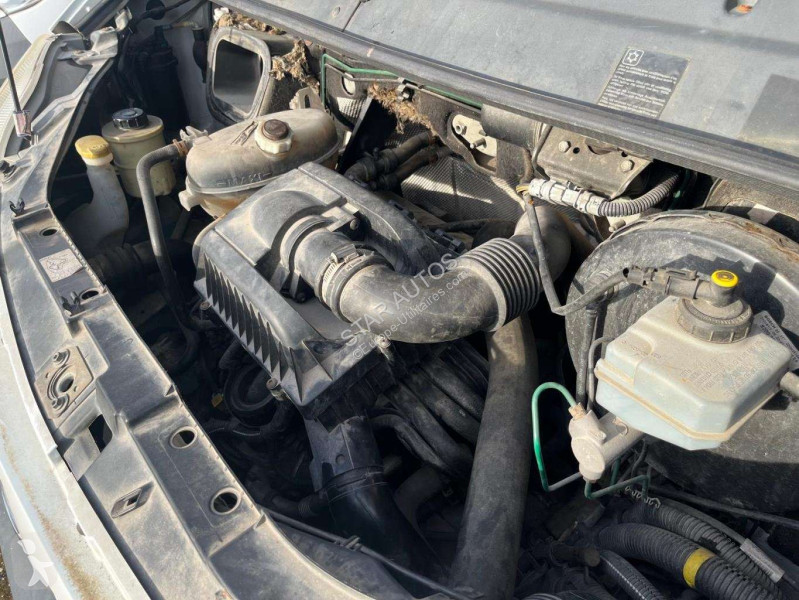 عربة نفعية Nissan