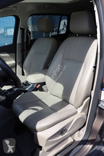 Véhicule utilitaire Ford Grand