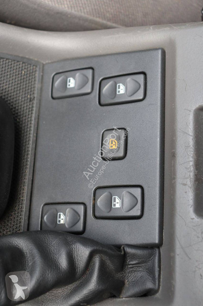 Véhicule utilitaire Land Rover V8