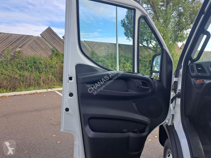 Véhicule utilitaire Iveco 35C18 180CV 3L CAISSE...