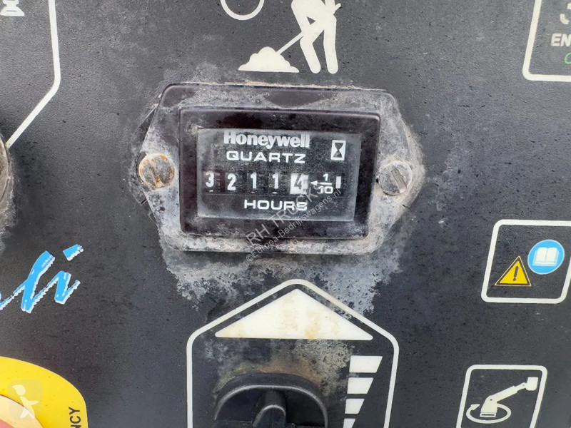 Véhicule utilitaire Nissan 35.12 + ISOLI 21...