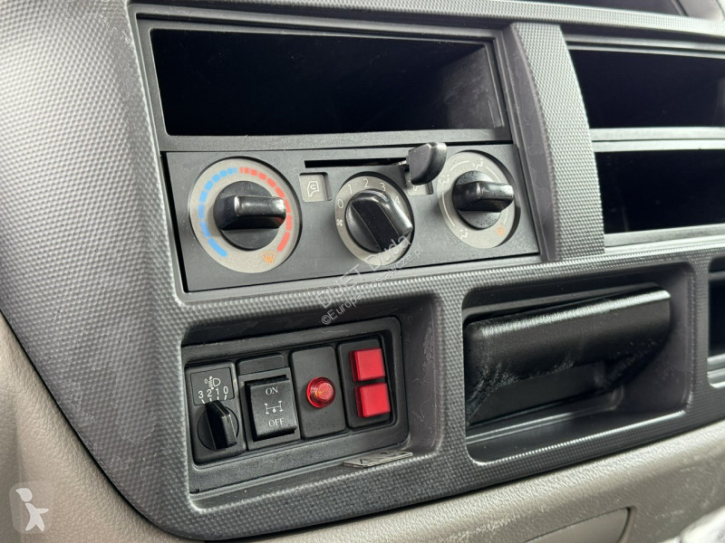 Véhicule utilitaire Nissan