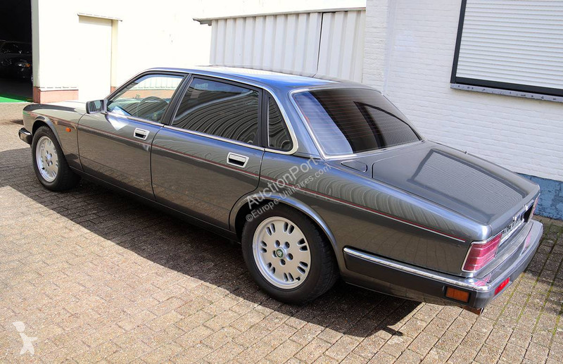 Véhicule utilitaire Jaguar XJ-12