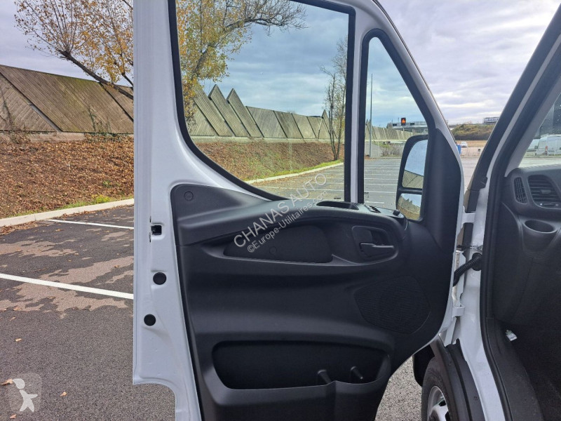 Véhicule utilitaire Iveco 35S18 A8 180CV 3L...