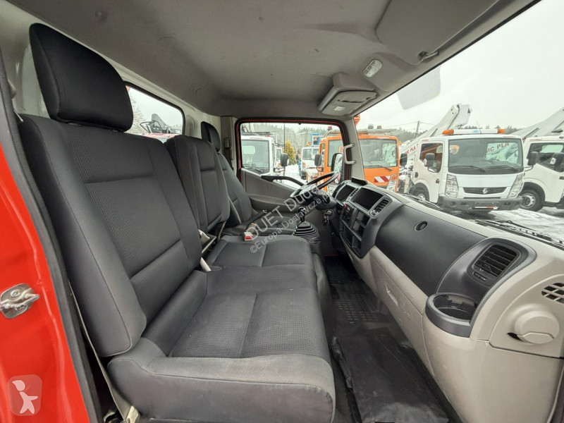 عربة نفعية Nissan