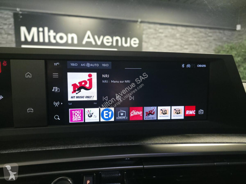 Samochód dostawczy Peugeot 3008 1.2i Hybrid...