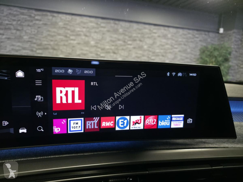 Véhicule utilitaire Peugeot 3008 1.2i Hybrid...