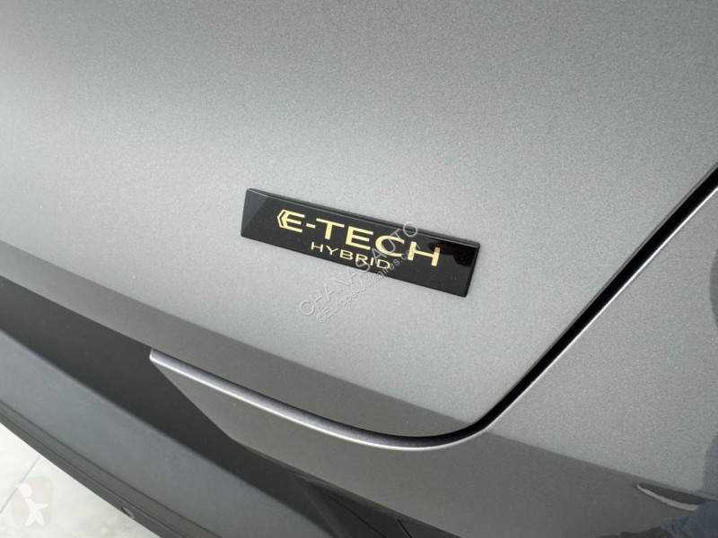 Véhicule utilitaire Renault E-Tech full hybrid...