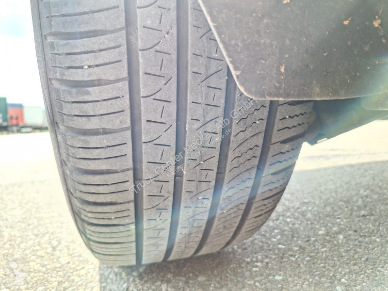 Samochód dostawczy Land Rover R-Dynamic S 200...