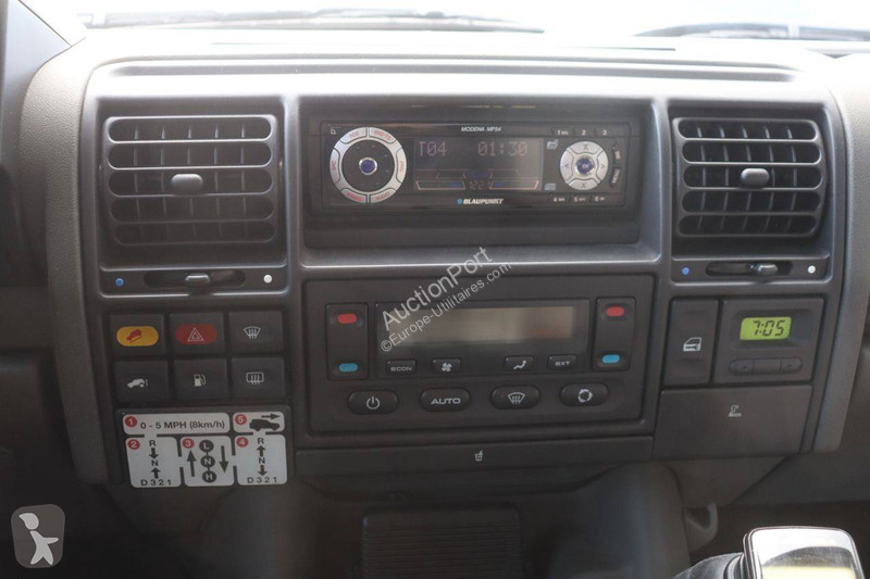 Véhicule utilitaire Land Rover V8