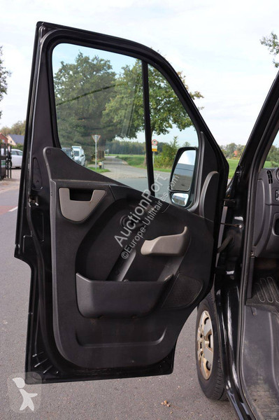 Véhicule utilitaire Nissan