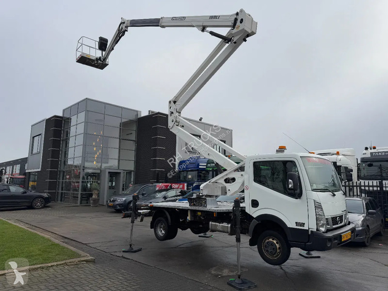 Véhicule utilitaire Nissan 35.12 + ISOLI 21...