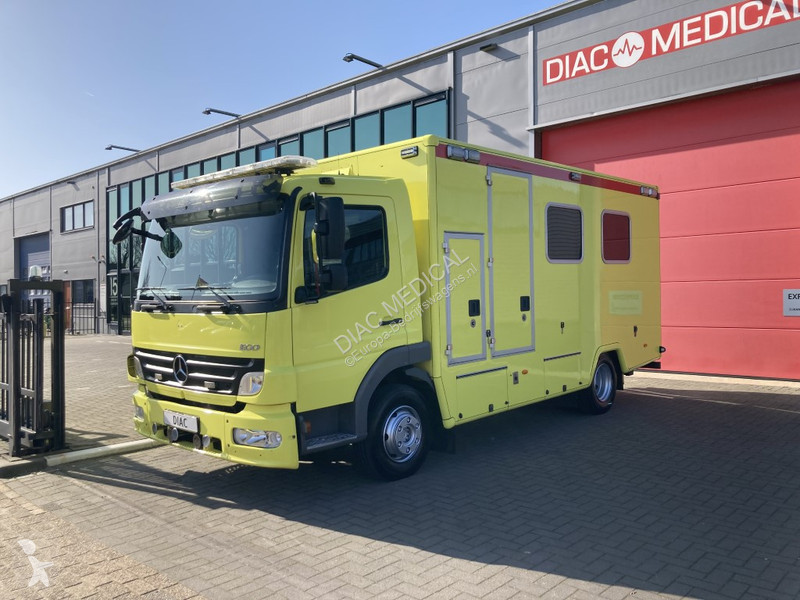 Véhicule utilitaire Mercedes Ambulance...