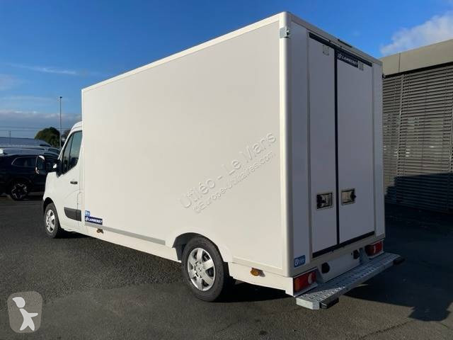 Véhicule utilitaire Nissan