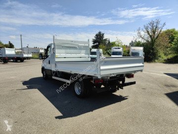 Con volquete Iveco