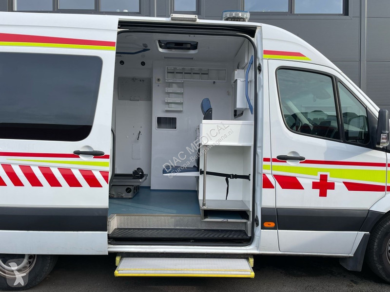 Véhicule utilitaire Mercedes 319 CDI Ambulance...
