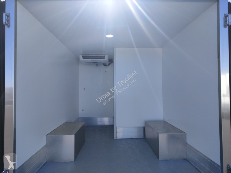 Véhicule utilitaire Renault FRIGO 12M3 145 CV...