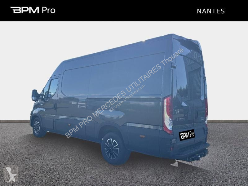 Véhicule utilitaire Iveco 35S Fg 35S21H V12...