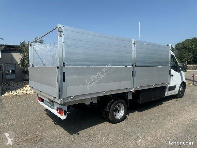 Véhicule utilitaire Nissan