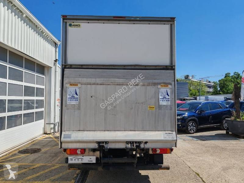 Véhicule utilitaire Nissan