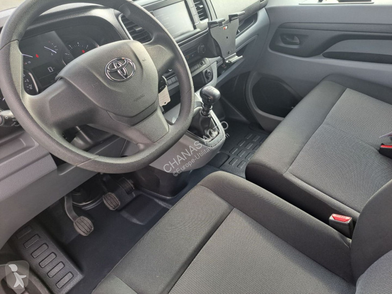 Véhicule utilitaire Toyota MEDIUM 2.0L 145 D-4D