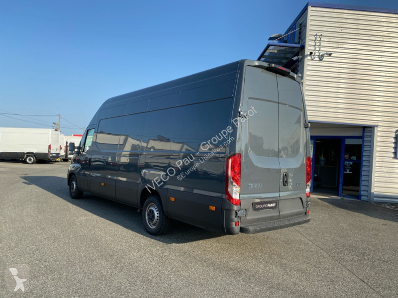 Véhicule utilitaire Iveco 35S18H V18