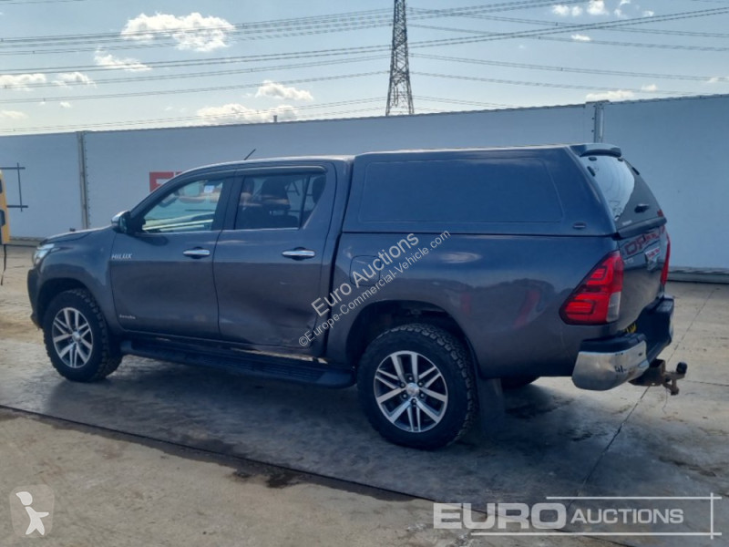 Véhicule utilitaire Toyota Hilux Invincible X