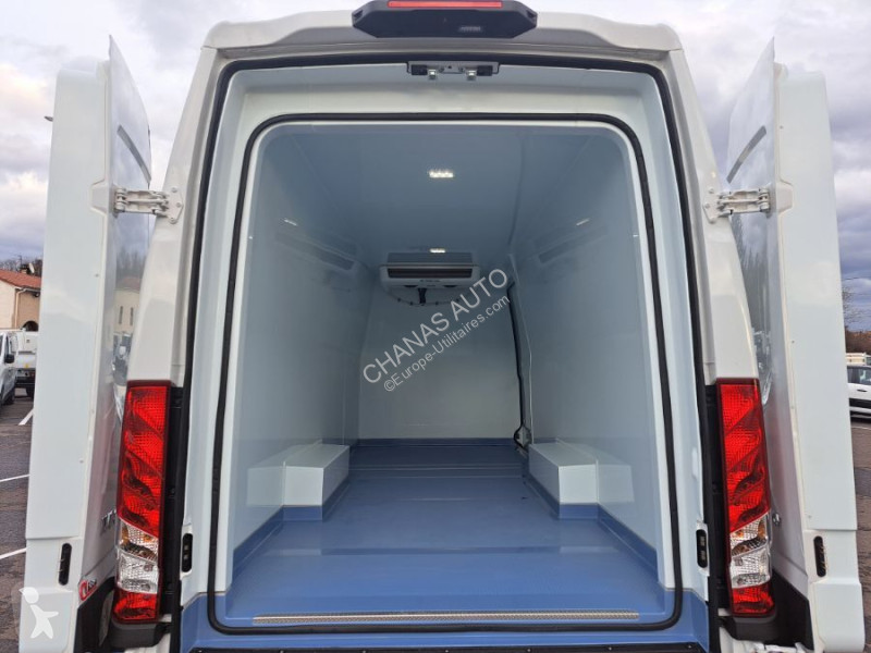 Véhicule utilitaire Iveco 35S18 A8 180CV 3L...